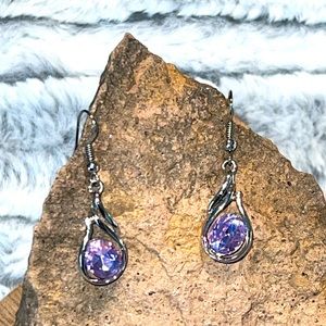 Beautiful sparkly silver tone earrings with a lilac rhinestone.